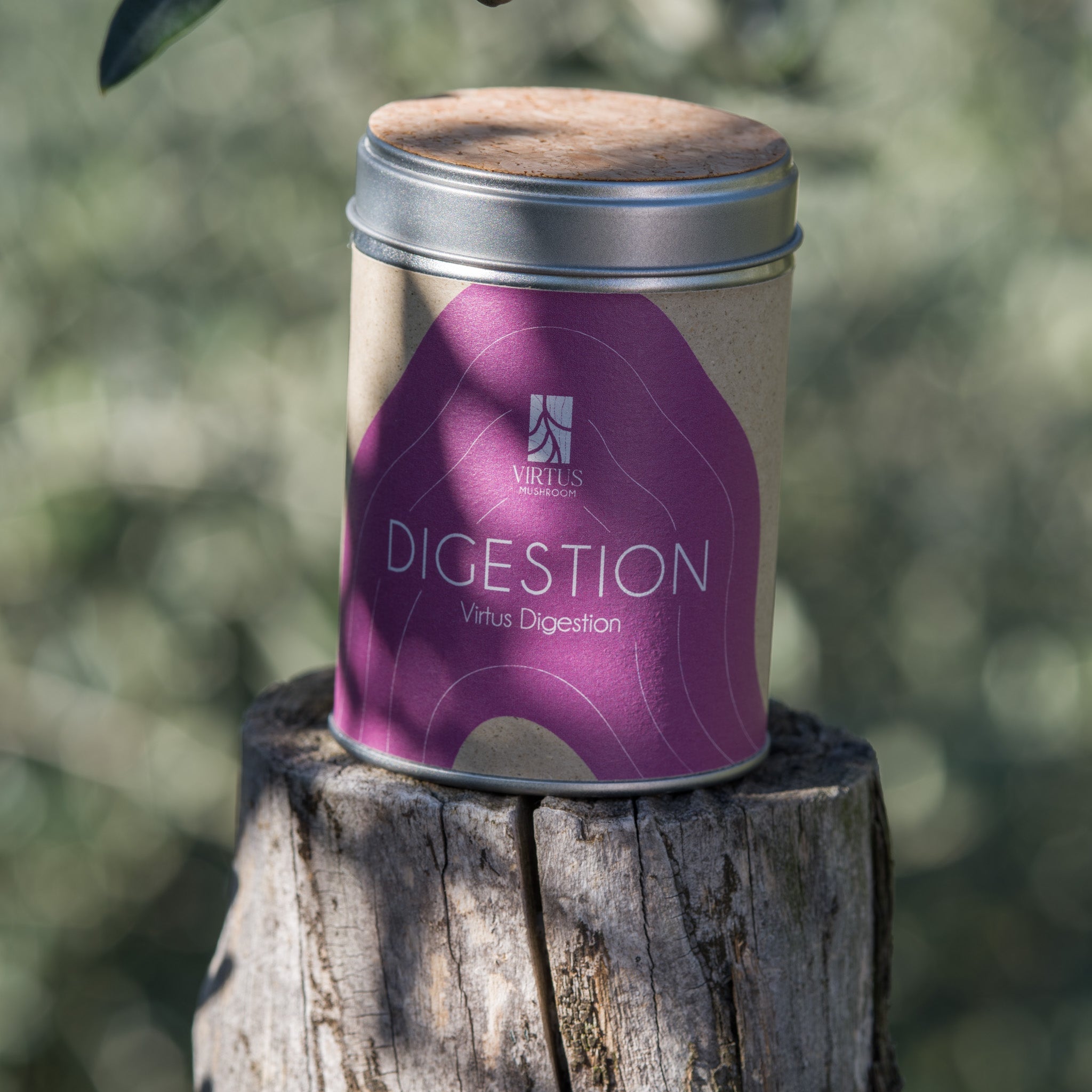 Confezione di Virtus Digestion bio immersa nella natura su tronco d'albero - Virtus Mushroom