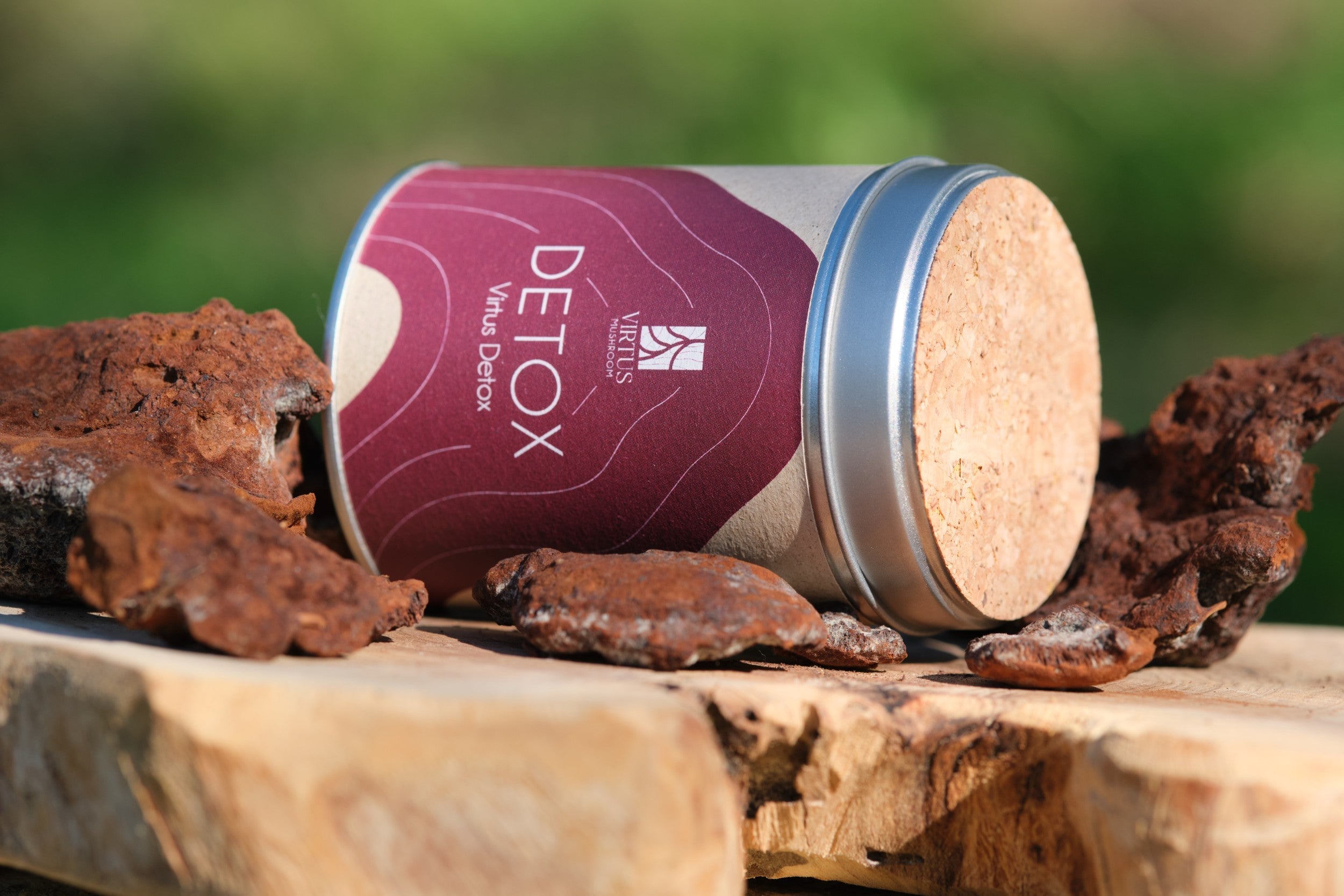 Barattolo Virtus Detox con tappo in sughero su base di legno circondato da funghi essiccati