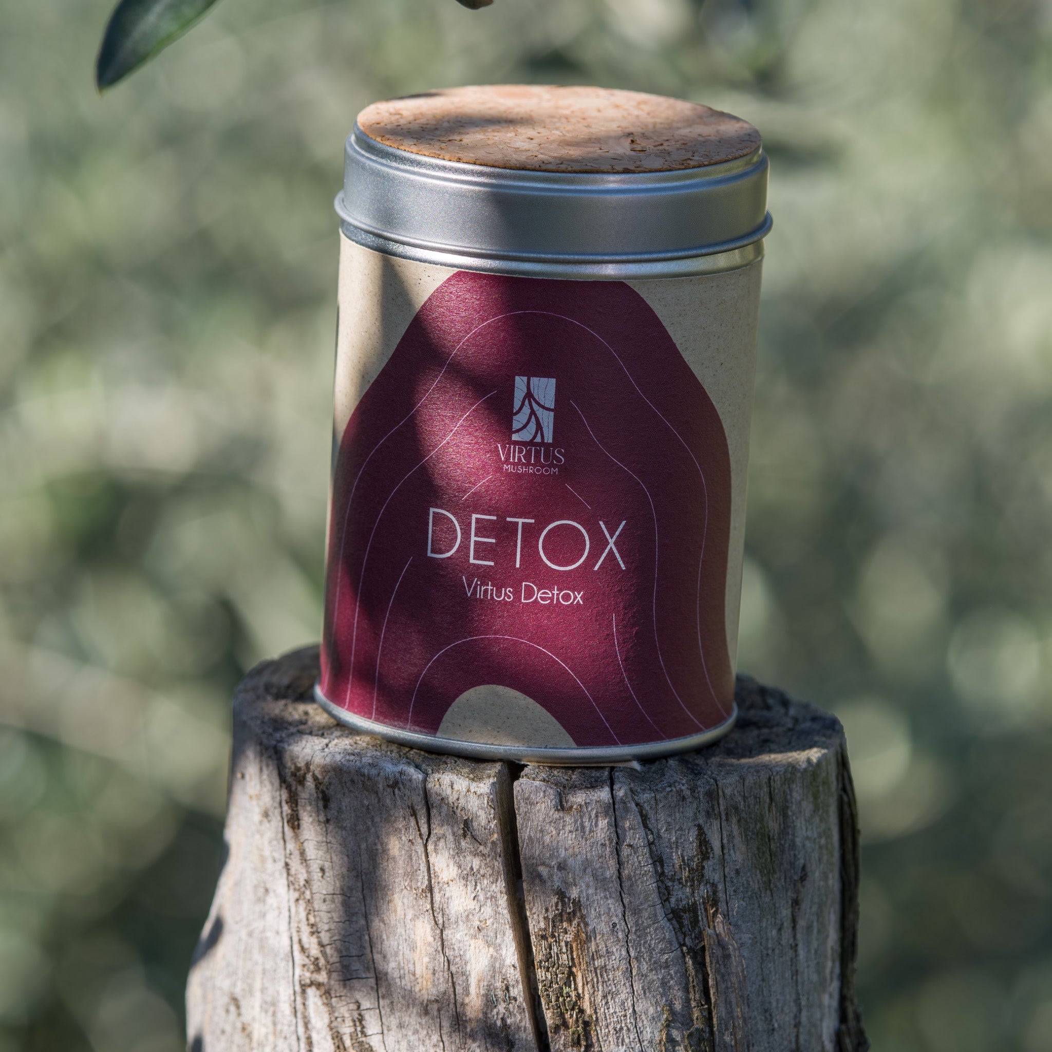 Virtus Detox coltivato in Liguria, barattolo in latta fotografato su legno all'aperto - Virtus Mushroom