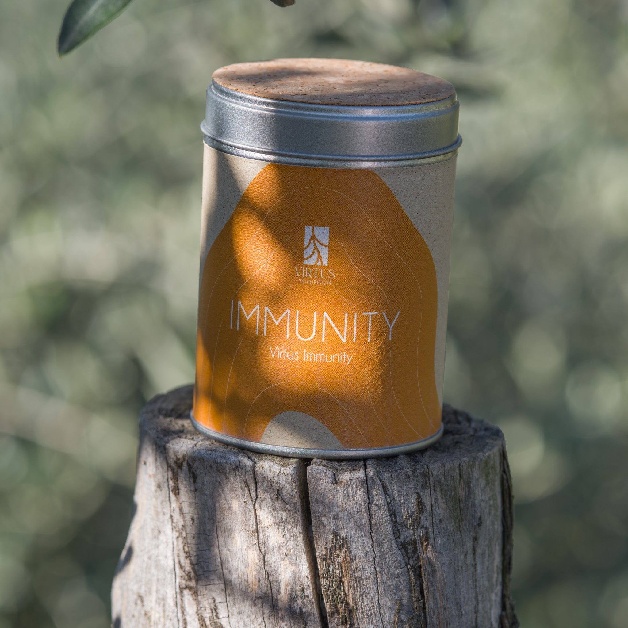 Virtus Immunity coltivato in Liguria, barattolo in latta fotografato su legno all'aperto - Virtus Mushroom