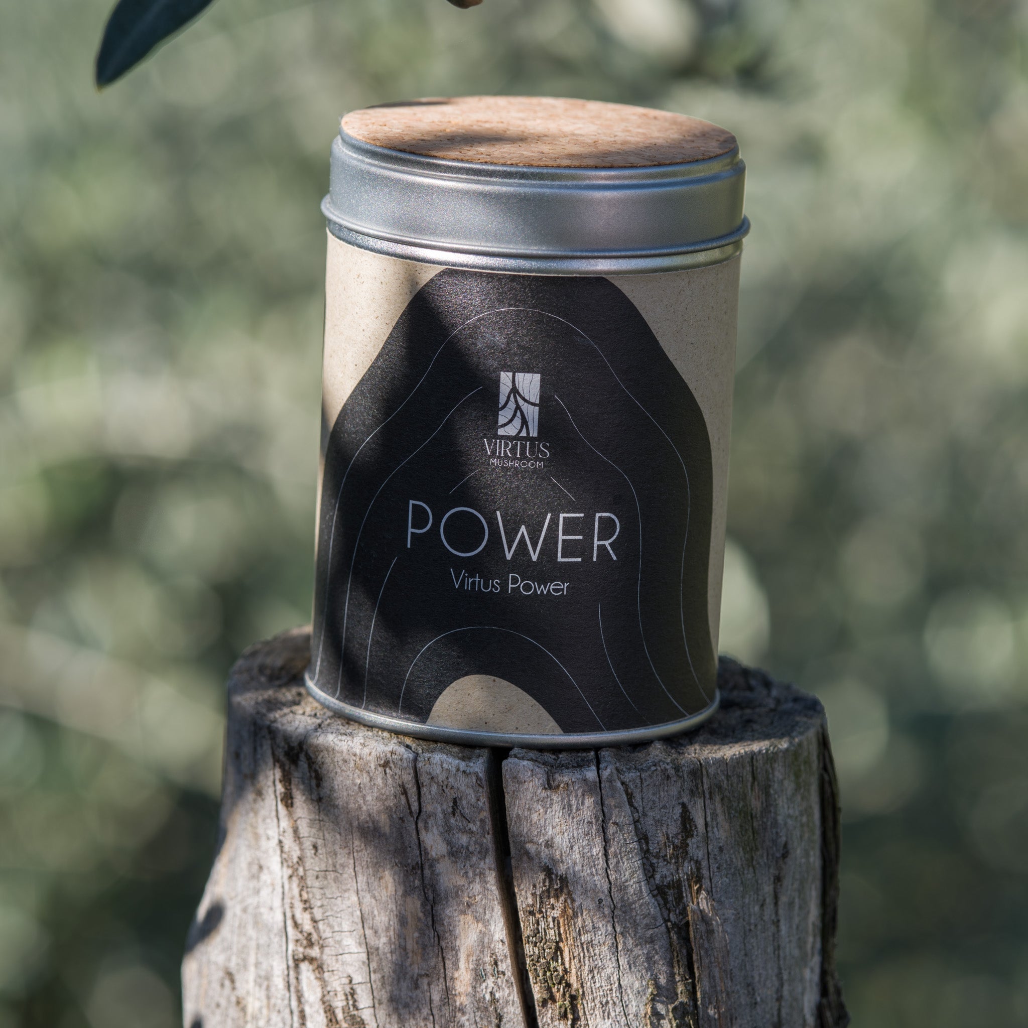 Virtus Power coltivato in Liguria, barattolo in latta fotografato su legno all'aperto - Virtus Mushroom