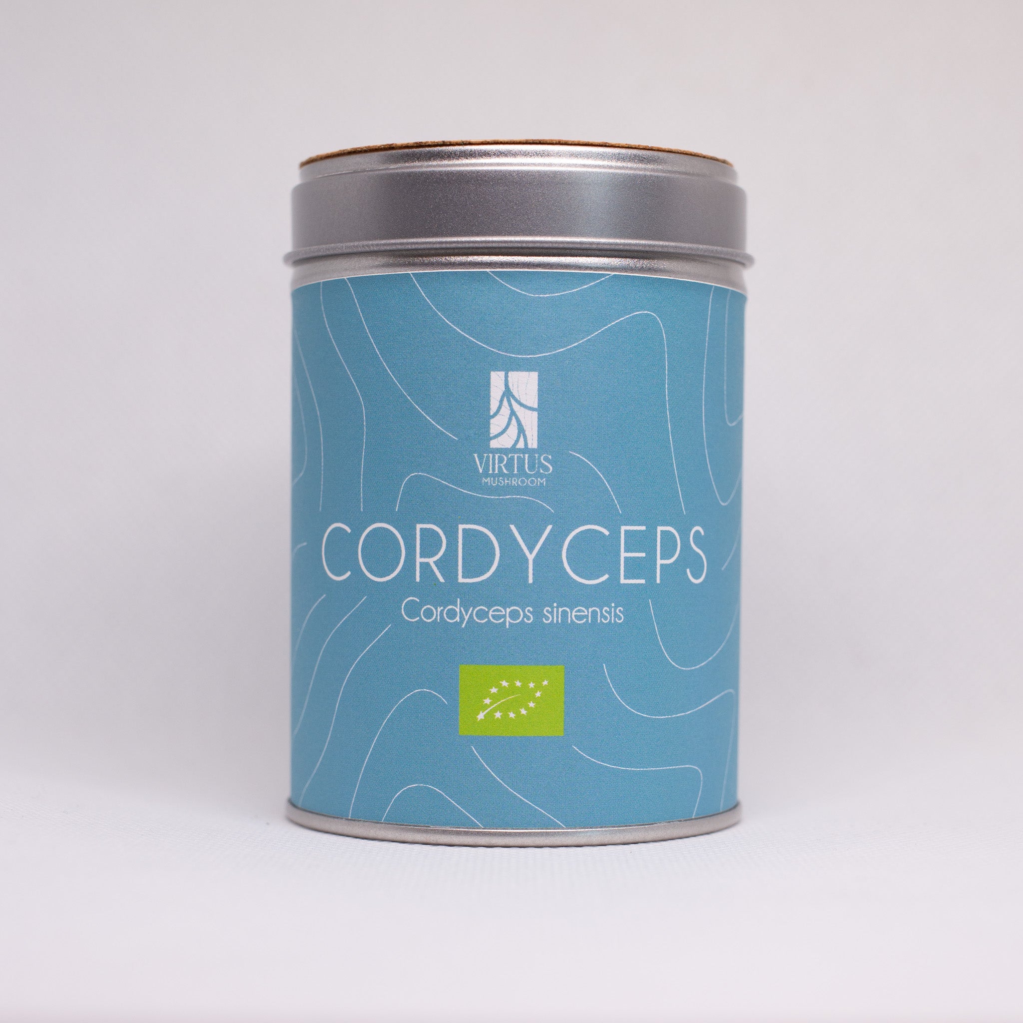 Cordyceps sinensis biologico in polvere, barattolo in latta su fondo bianco - Virtus Mushroom